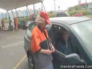 Gas stazione nonna scopata in il campagna
